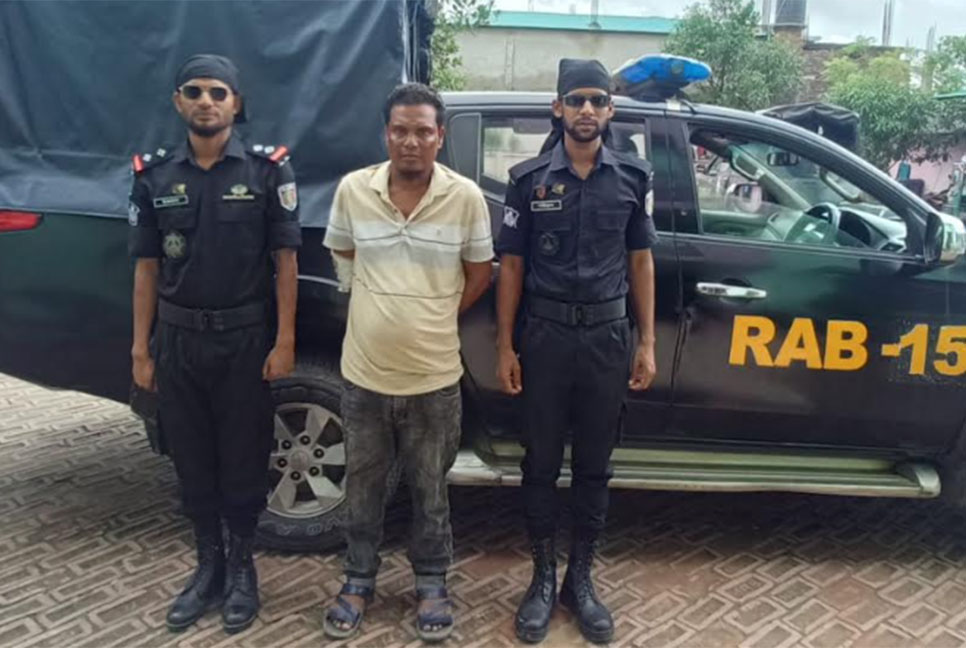 
টেকনাফে র‌্যাবের অভিযানে হত্যাচেষ্টা মামলার আসামি গ্রেফতার 