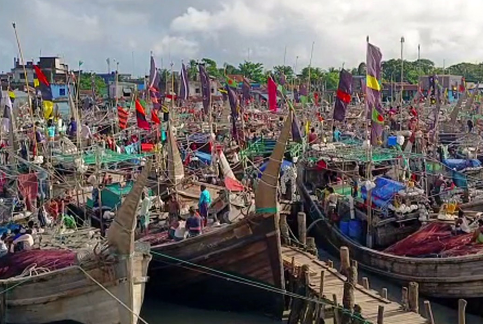 বঙ্গোপসাগর উত্তাল, কমেছে ইলিশের সরবরাহ
