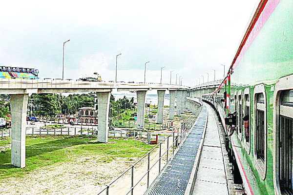 পদ্মা সেতুতে চলল ট্রেন