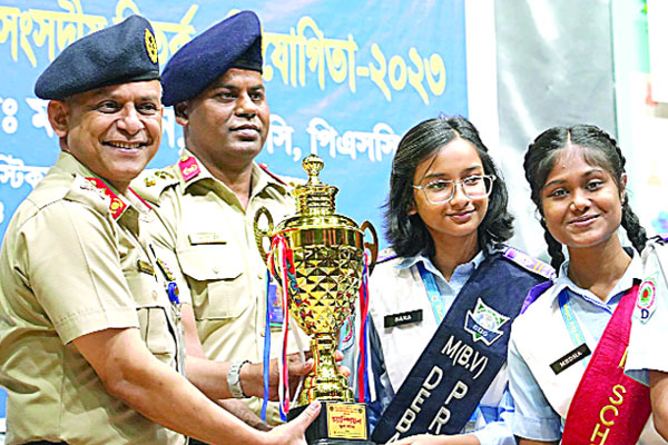 বিতর্ক প্রতিযোগিতা-২০২৩ ট্রফি প্রদান
