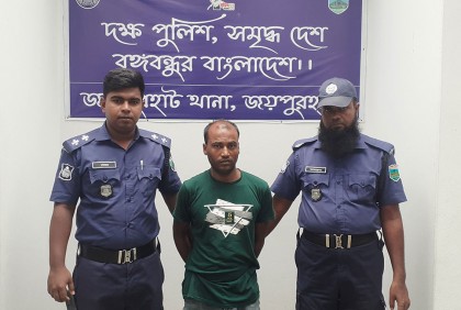 নিজের মেয়েকে ধর্ষণ চেষ্টার অভিযোগ