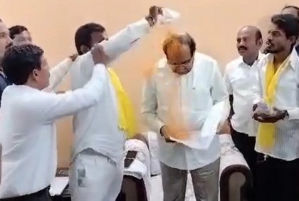 মন্ত্রীর গায়ে হলুদের গুঁড়া ছিটিয়ে দিলেন কোটার দাবিতে আসা ব্যক্তি (ভিডিও)

