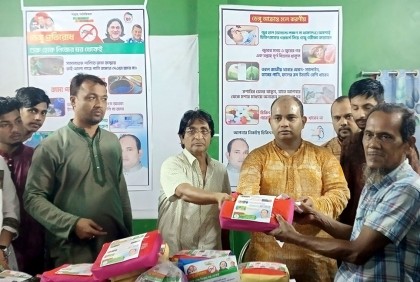 ডেঙ্গু প্রতিরোধে পিরোজপুরে মশারী ও কয়েল বিতরণ