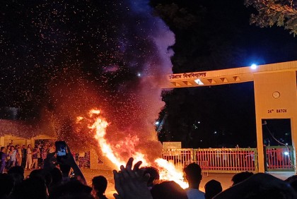 মধ্যরাতে তাণ্ডব চবি ক্যাম্পাসে; ৬০ যানবাহন ভাঙচুর