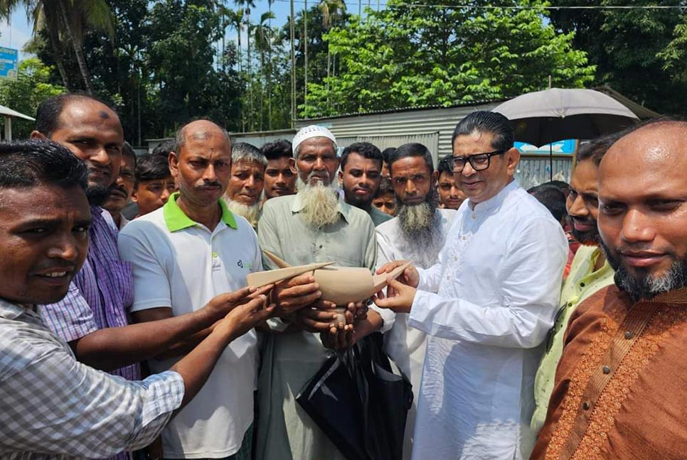 সরকার বাড়ী মসজিদের নতুন ভবনের ভিত্তি প্রস্তর স্থাপন করলেন আফজালুর রহমান বাবু