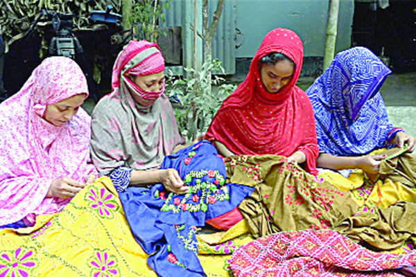 নকশিকাঁথায় ভাগ্য বদলেছেন ২ শতাধিক নারী