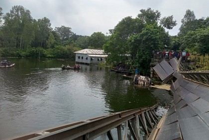 টাঙ্গাইলে বেইলি ব্রিজ ভেঙে ট্রাক পানিতে, যোগাযোগ ব্যাহত