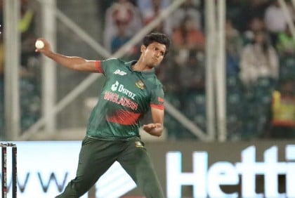 লঙ্কান ওপেনিং জুটি ভাঙলেন হাসান