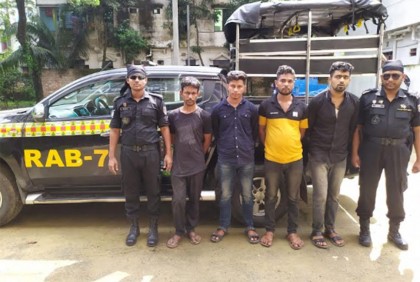 চট্টগ্রামে অস্ত্রসহ চার ডাকাত গ্রেফতার          