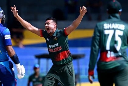 নিয়মিত বিরতিতে পড়ছে উইকেট, চাপে শ্রীলঙ্কা