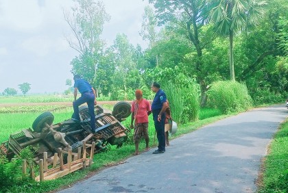 জয়পুরহাটে ক্রীড়া প্রতিযোগিতায় যাওয়ার পথে ভটভটি উল্টে ১৫ শিক্ষার্থী আহত