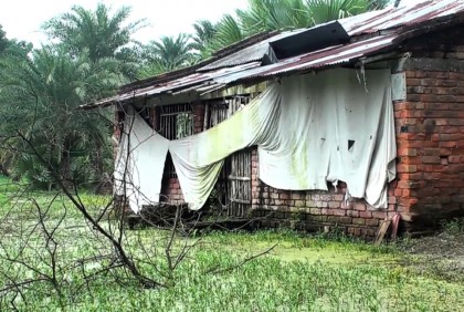 টানা বৃষ্টিতে সাতক্ষীরা পৌর ও সদর এলাকার নিম্নাঞ্চলে জলাবদ্ধতা