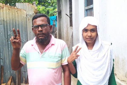বোর্ড চ্যালেঞ্জ করে এসএসসি পরীক্ষায় পাস করলেন ফেল করা বাবা

