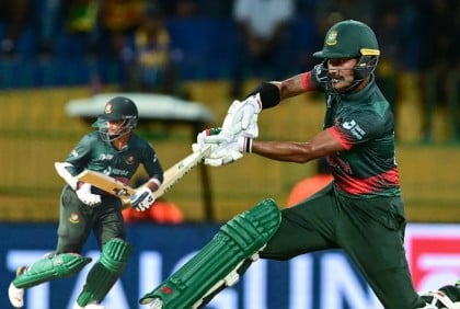 নাঈমের পর ফিরলেন সাকিবও, ভালো শুরুর পর চাপে টাইগাররা