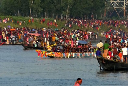 জামালপুরে ঐতিহ্যবাহী নৌকা বাইচ প্রতিযোগিতা