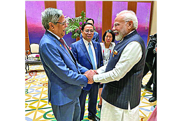 রাষ্ট্রপতি মো. সাহাবুদ্দিন ও ভারতের প্রধানমন্ত্রী নরেন্দ্র মোদির করমর্দন
