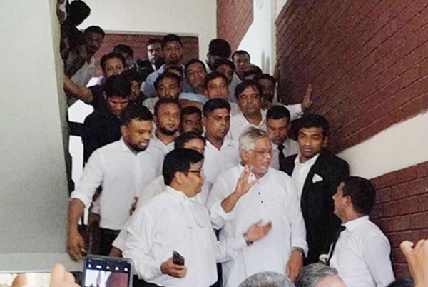 আমানের আত্মসমর্পণ: কারাগারে পাঠানোর নির্দেশ 