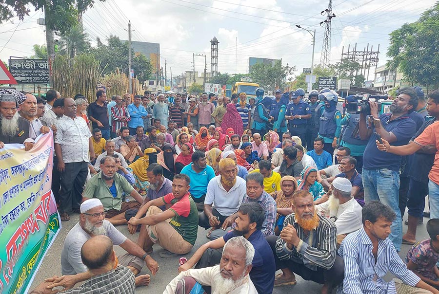 ছয় দফা দাবিতে পাটকল শ্রমিকদের সড়ক অবরোধ