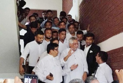 আমানের আত্মসমর্পণ: কারাগারে পাঠানোর নির্দেশ 