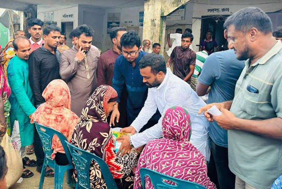 নদী ভাঙনে ক্ষতিগ্রস্তদের পাশে কেন্দ্রীয় ছাত্রলীগ নেতারা