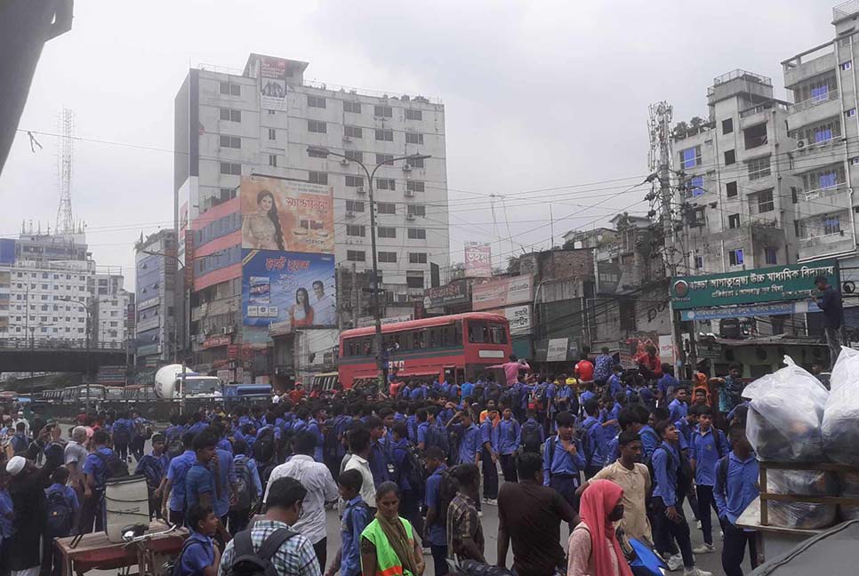 বাড্ডায় সড়ক অবরোধ করে শিক্ষার্থীদের বিক্ষোভ

