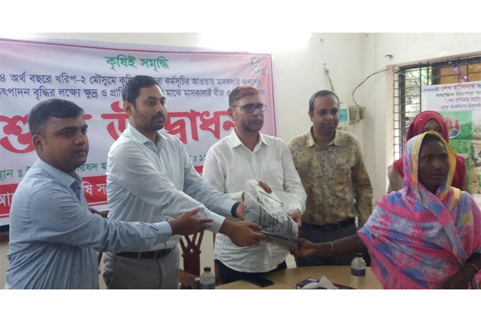 চরভদ্রাসনে চাষিদের মাঝে সার ও বীজ বিতরণ