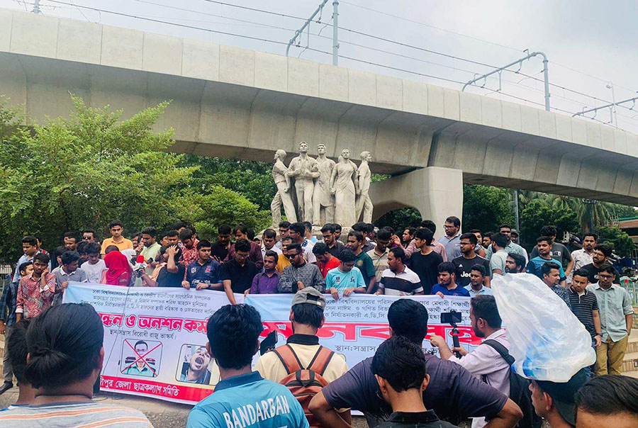 প্রত্যাহার নয়, এডিসি হারুনের স্থায়ী বহিষ্কার চান ঢাবি শিক্ষার্থীরা
