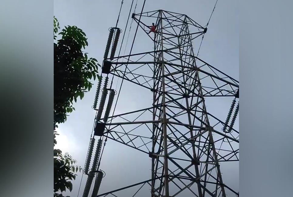 ৩৩ হাজার ভোল্টের বিদ্যুতের টাওয়ারে যুবক, দুই ঘণ্টা পর উদ্ধার