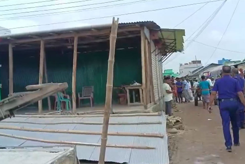 মোংলা বন্দরের নিজস্ব জায়গা থেকে অবৈধ স্থাপনা উচ্ছেদ