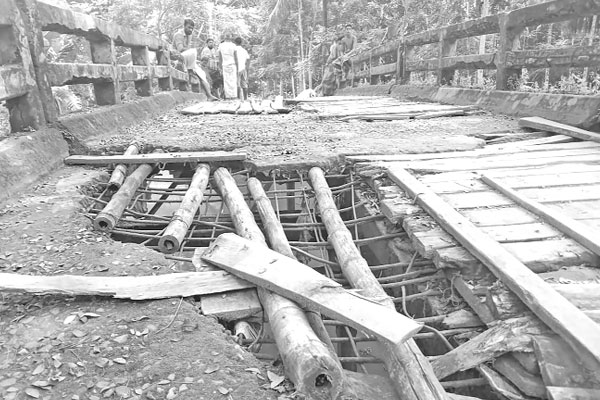 ভাঙা সেতুতে চলাচলে ঝুঁকি