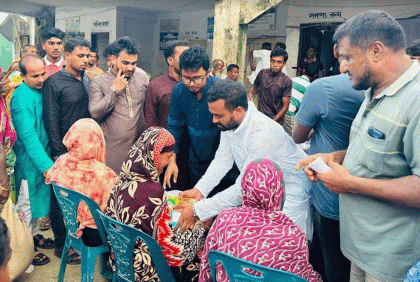 নদী ভাঙনে ক্ষতিগ্রস্তদের পাশে কেন্দ্রীয় ছাত্রলীগ নেতারা