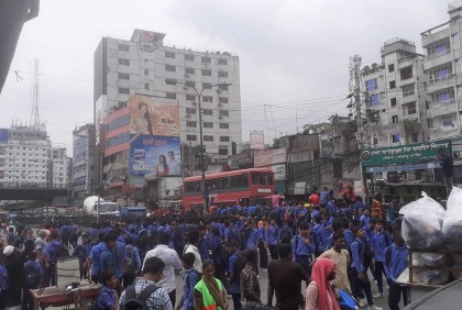 বাড্ডায় সড়ক অবরোধ করে শিক্ষার্থীদের বিক্ষোভ

