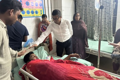 আহত ছাত্রলীগ নেতাকে হাসপাতালে দেখতে গেলেন এনামুল হক শামীম

