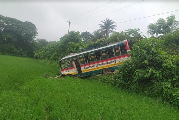 শ্রীপুরে বাস নিয়ন্ত্রণ হারিয়ে একজনের মৃত্যু