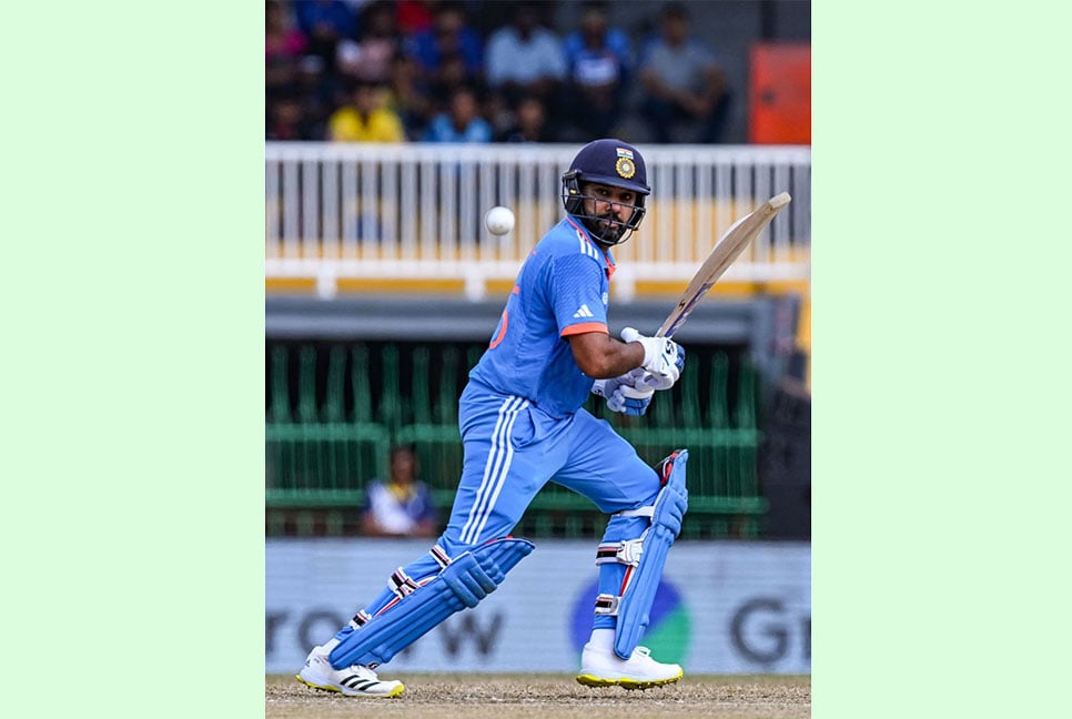 ছক্কা মেরে ১০ হাজারি ক্লাবে রোহিত
