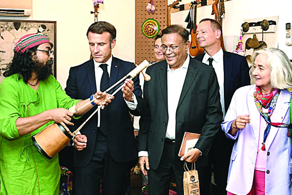 ‘জলের গান’র ঘরে ফ্রান্সের প্রেসিডেন্ট ম্যাক্রোঁ