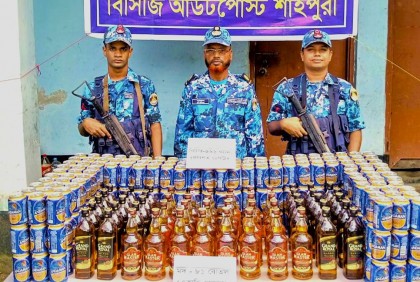 টেকনাফে কোস্টগার্ডের অভিযানে বিপুল পরিমাণ মদ-বিয়ার জব্দ