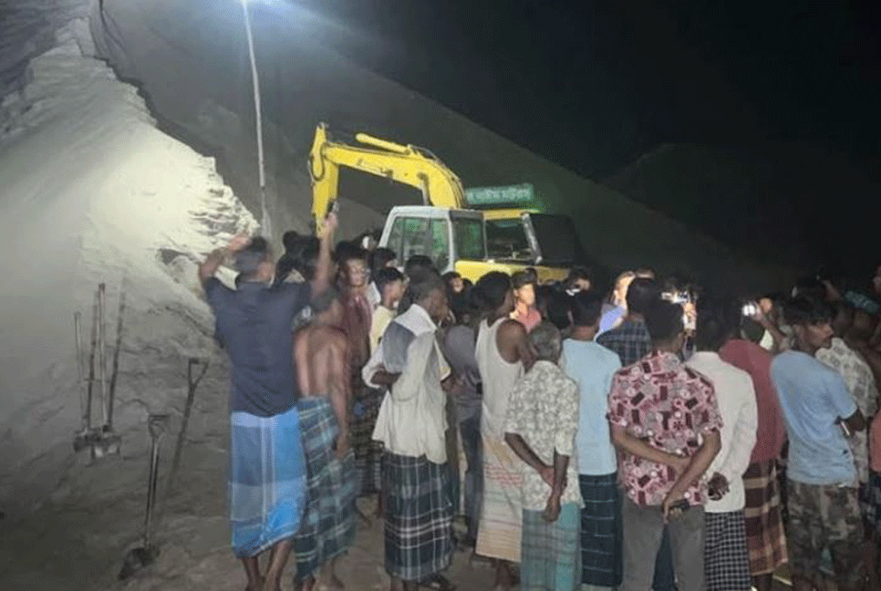 রাজবাড়ীতে স্তুপকৃত বালুচাপায় ৩ শ্রমিকের প্রাণহানি