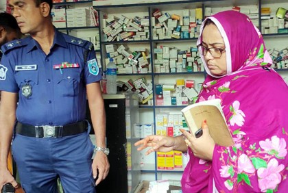 বিরামপুরে মেয়াদোত্তীর্ণ ওষুধ রাখায়
 তিন ফার্মেসিকে জরিমানা