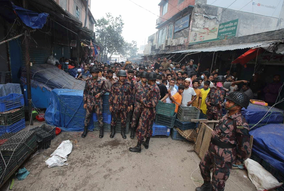 কৃষি মার্কেটে অগ্নিকাণ্ড: ফায়ার সার্ভিসকে সহযোগিতায় র‍্যাব, পুলিশ ও বিজিবি