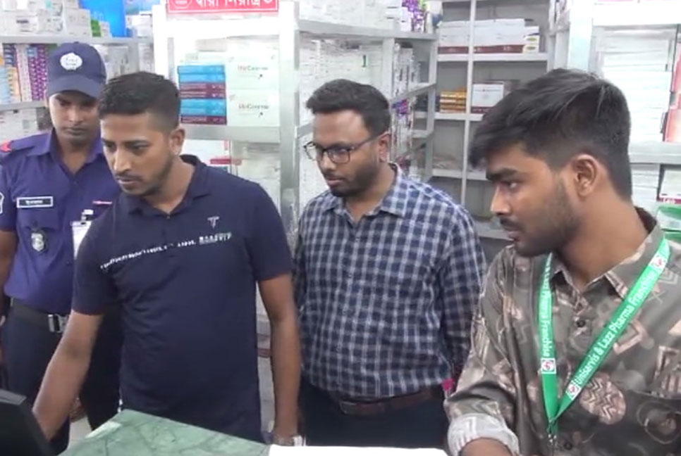 ফরিদপুরে ফার্মেসিতে ভোক্তা অধিকারের অভিযান
