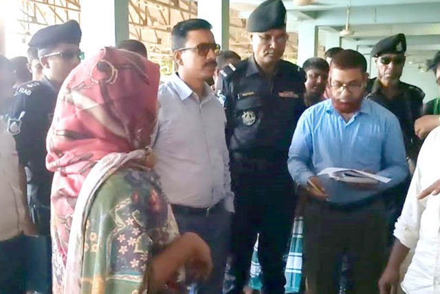 বগুড়ায় বেশি দামে আলু বিক্রি
৪ ব্যবসায়ীকে জরিমানা