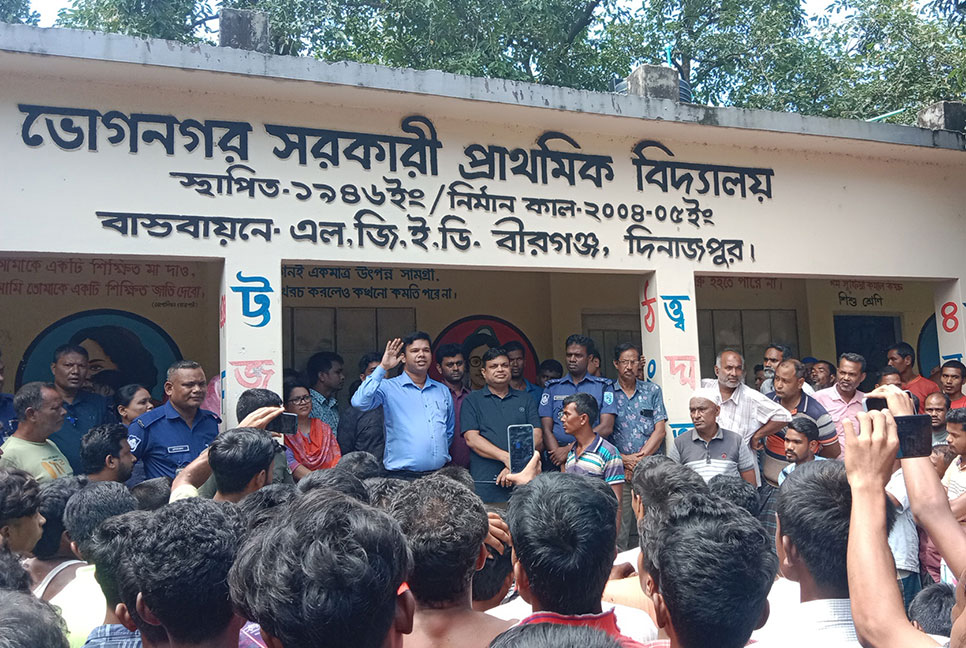 শিক্ষার্থীকে নির্যাতনের অভিযোগে 
বীরগঞ্জে শিক্ষক গ্রেফতার