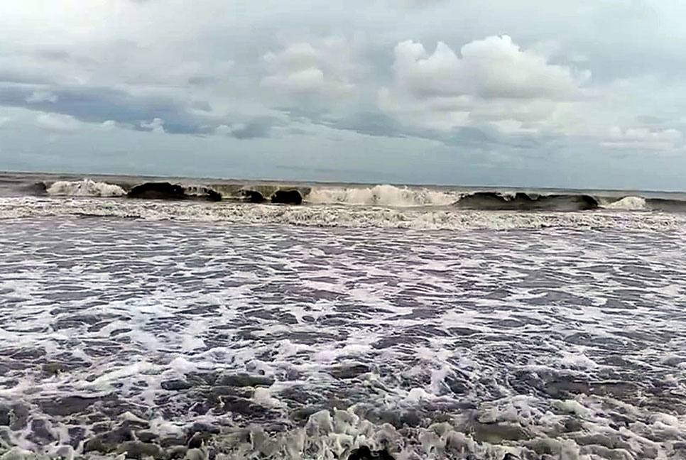 কুয়াকাটা সংলগ্ন বঙ্গোপসাগর উত্তাল