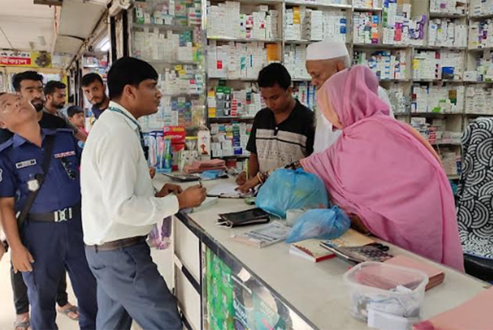 স্যালাইনের কৃত্রিম সঙ্কট, কুমিল্লায় ৫ ফার্মেসিকে জরিমানা
