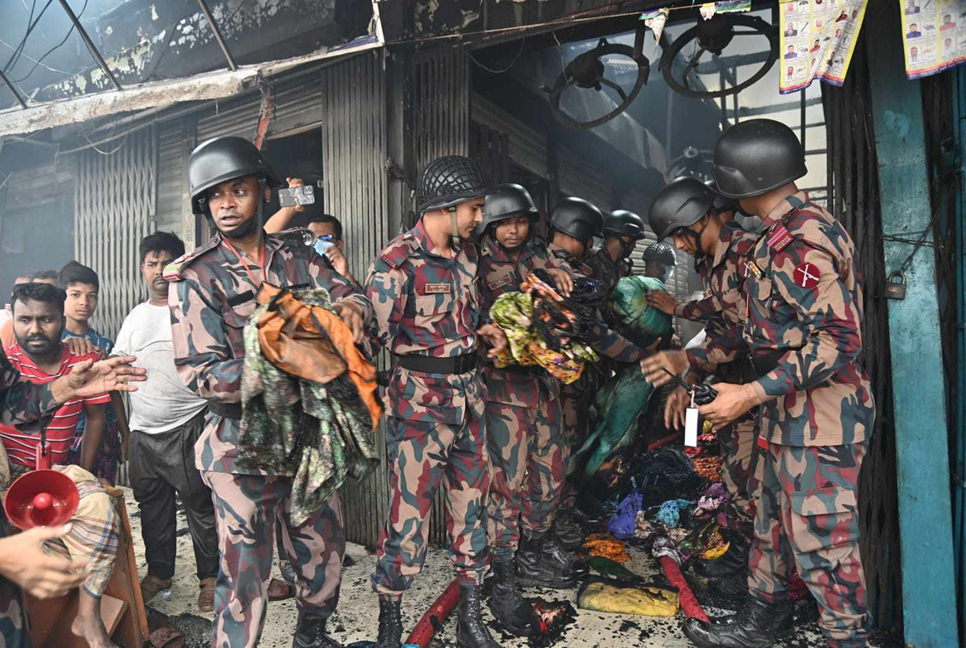মোহাম্মদপুরে অগ্নিকাণ্ড : মানবিক সহায়তায় ক্ষতিগ্রস্তদের পাশে বিজিবি

