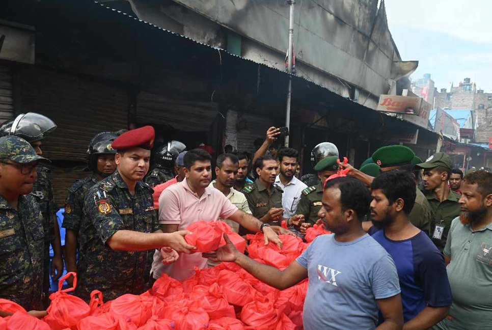 কৃষি মার্কেটে আগুন, মানবিক সহায়তায় আনসার