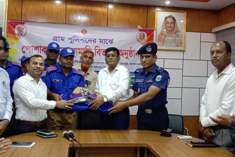শিবগঞ্জে গ্রাম পুলিশের মাঝে পোশাক বিতরণ