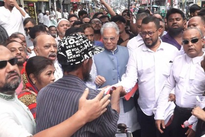 
বরিশালে ডেঙ্গু প্রতিরোধে
জনসচেতনতা সৃষ্টিতে বিএনপির লিফলেট বিতরণ