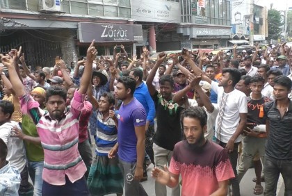 যশোরে ব্যাটারি চালিত রিকশা 
আটক বন্ধের দাবিতে বিক্ষোভ